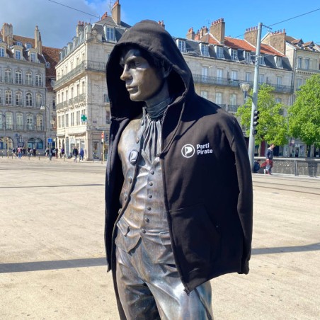 Hoodie à zip sur statue